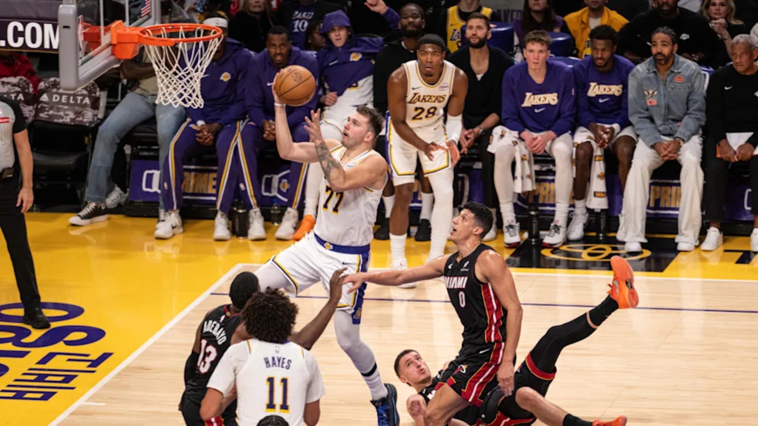 开云体育在线-新疆队鏖战猛龙，东契奇高光表现