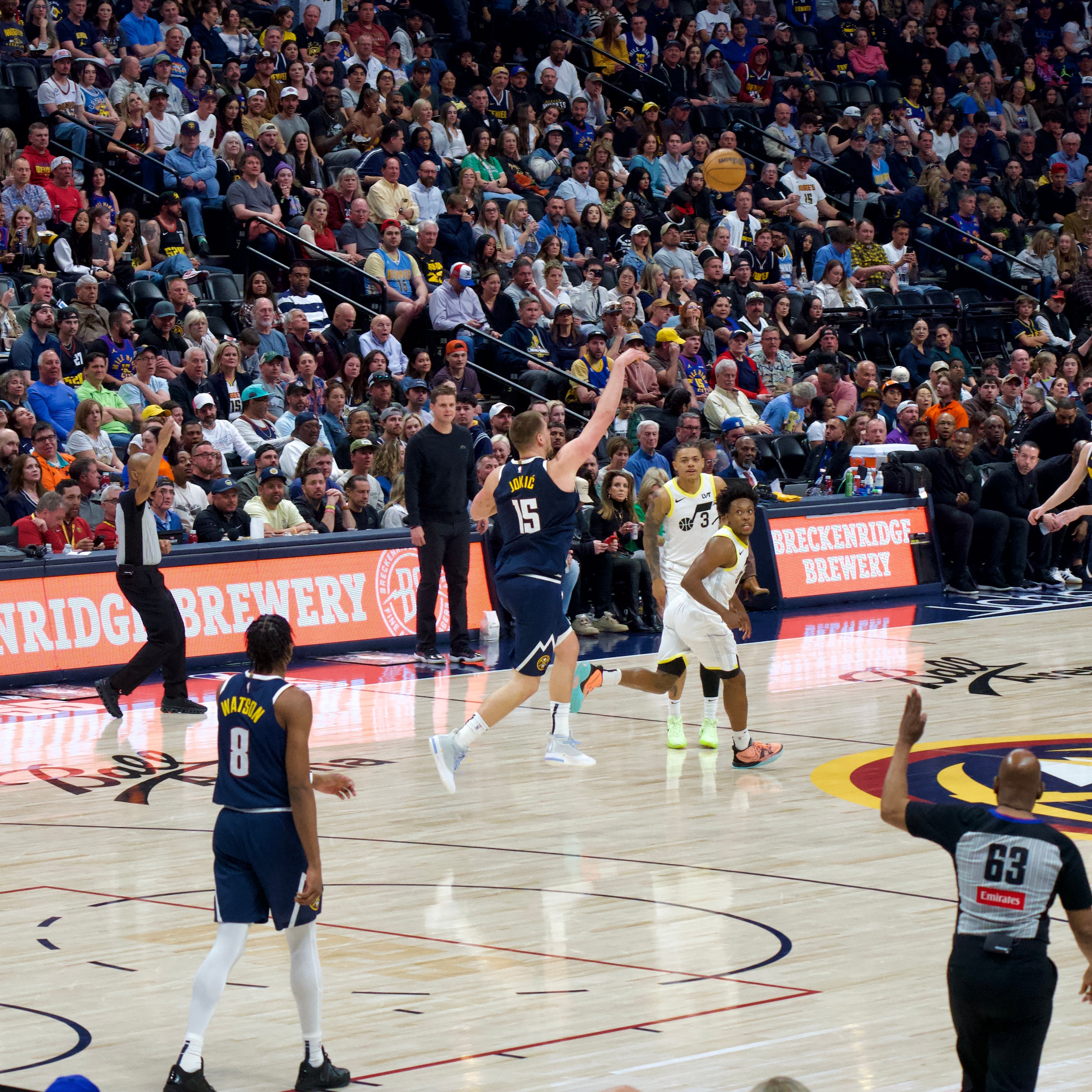 雷霆对阵马刺，戈贝尔舞台越大越强